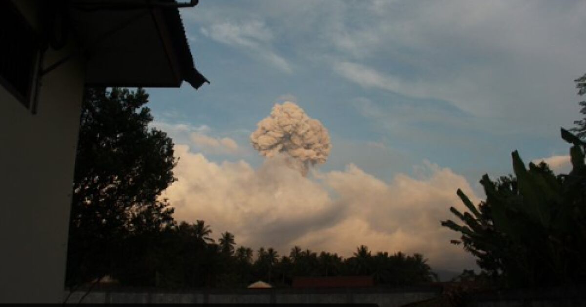 Вулканът Ибу в Индонезия отново се активира. Изригването беше регистрирано