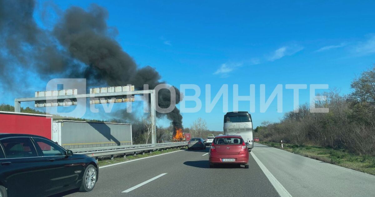 Камион гори на магистрала Тракия“. Това съобщава очевидец на инцидента