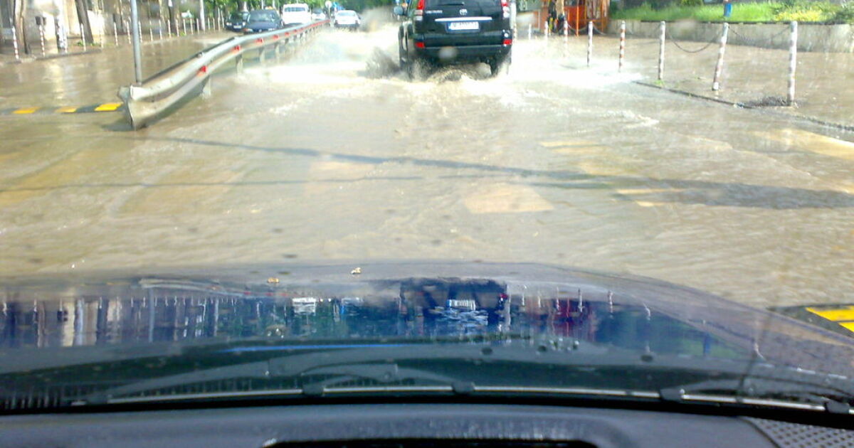 Краткият, но интензивен валеж в следобедните часове в неделя оформи