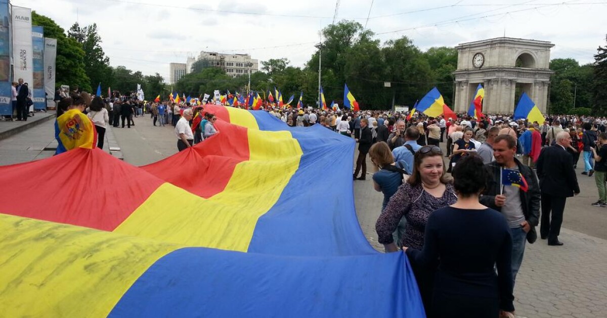 Молдовският парламент одобри законопроект за преименуване на държавния език .