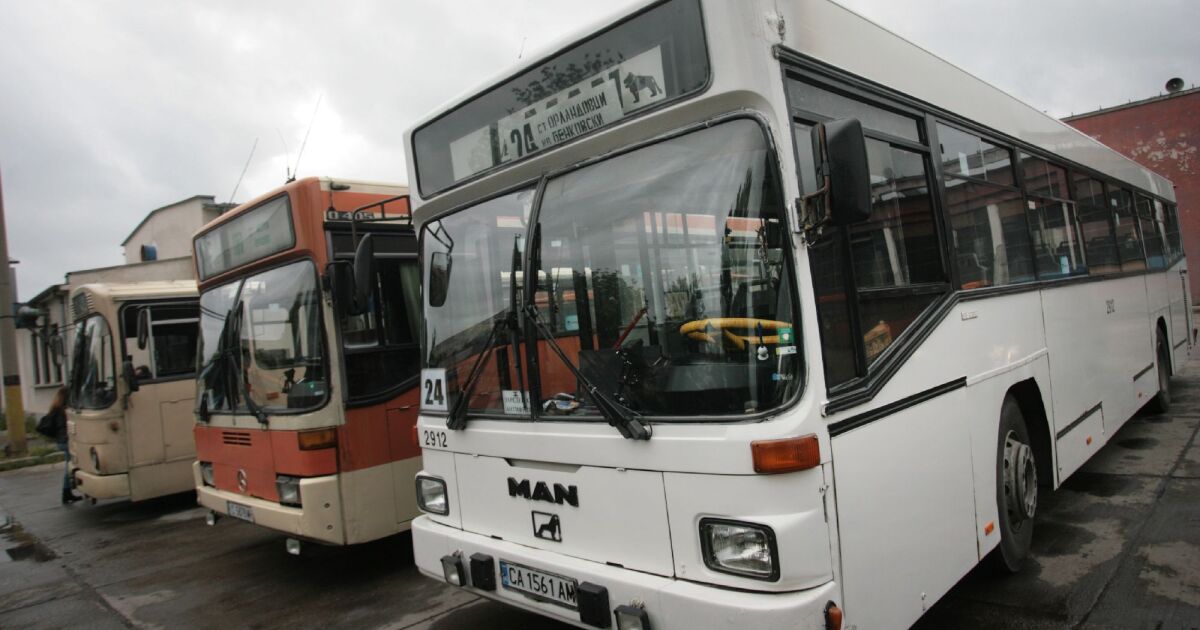 Шофьор грубо гони дете с колело от автобус на градския