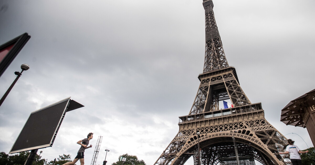 Айфеловата кула в Париж отново отвори врати след 6-дневно затваряне