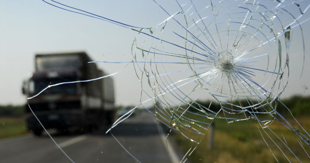Турски тир помете в аварийната лента на магистрала Тракия“ спрял бус.