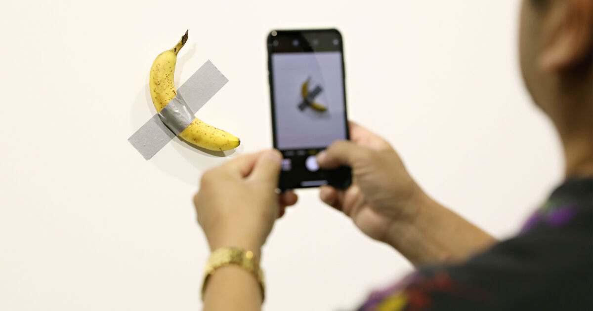 Студент изяде произведение на изкуството - банан, залепен с тиксо