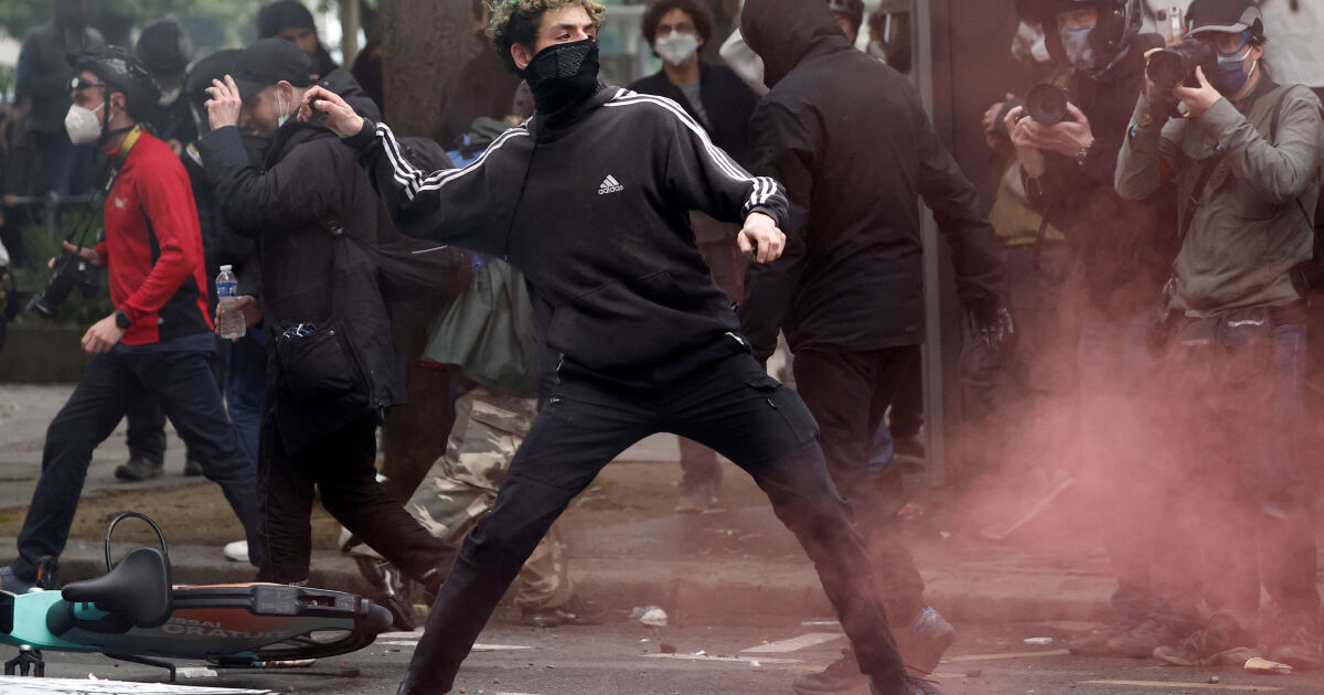 Нови остри сблъсъци във Франция между демонстранти и полиция. 13
