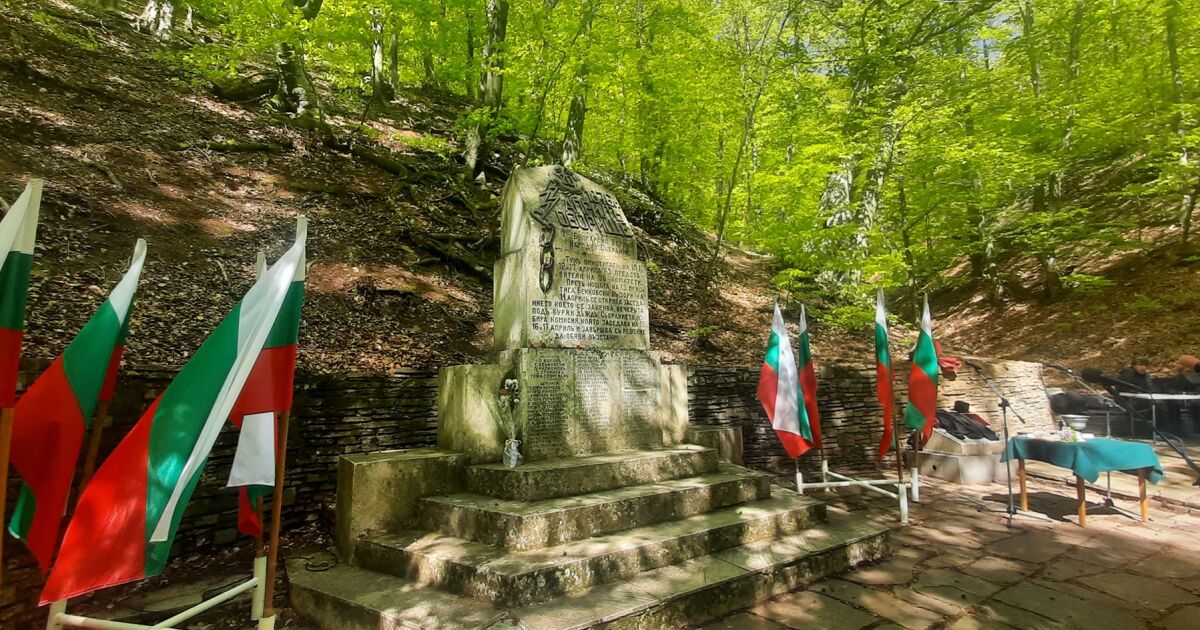 147-ата годишнина от Априлското въстание беше отбелязана в местността Оборище“. Българи от