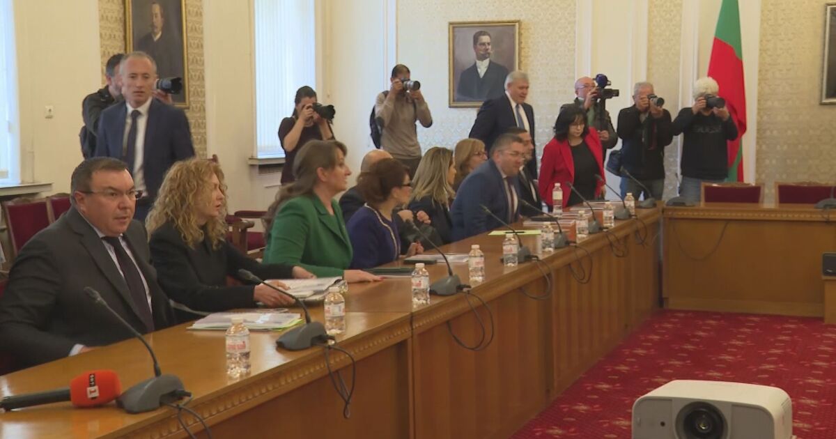 След преговорите с ПП-ДБ първата политическа сила в парламента – ГЕРБ-СДС, започна разговори