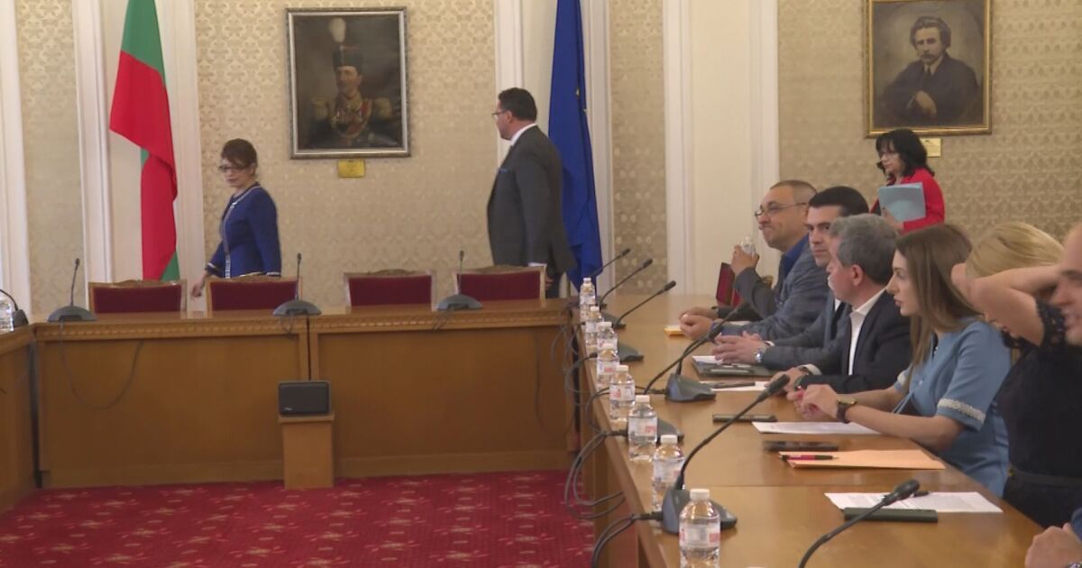 След преговорите с ПП-ДБ първата политическа сила в парламента – ГЕРБ-СДС, започна разговори