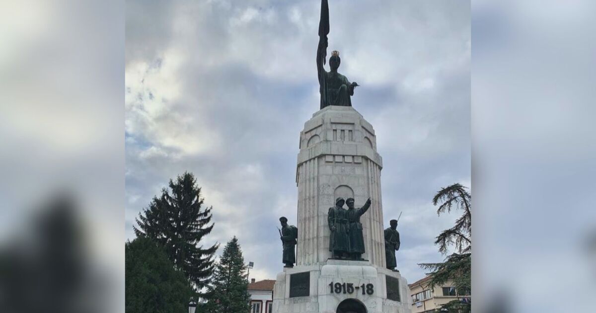Задържаха двама криминално проявени, поругали паметника Майка България“ във Велико