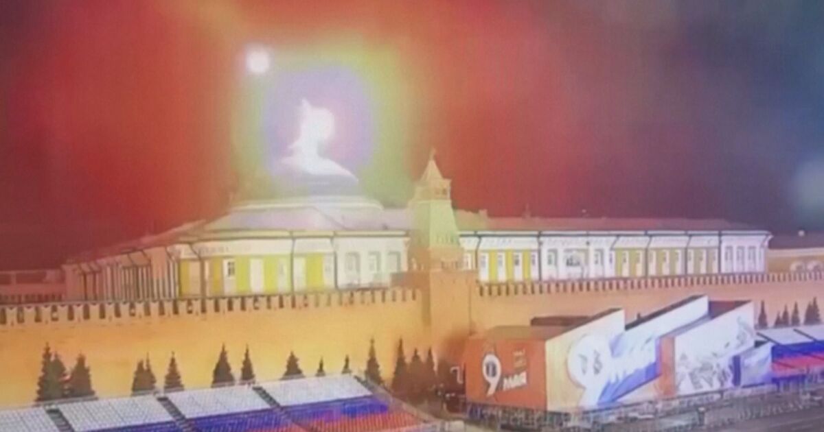 Видеоклип, показващ момента, в който дрон се взривява над Кремъл