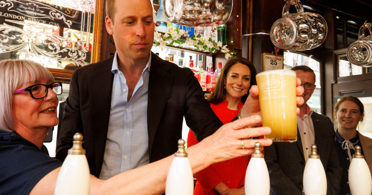 Британският принц Уилям изпи първата чаша бира Kingmaker“. Това е