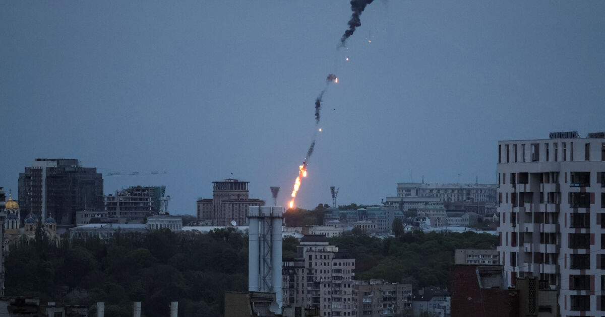 Украинската армия съобщи за няколко взрива в Киев и други