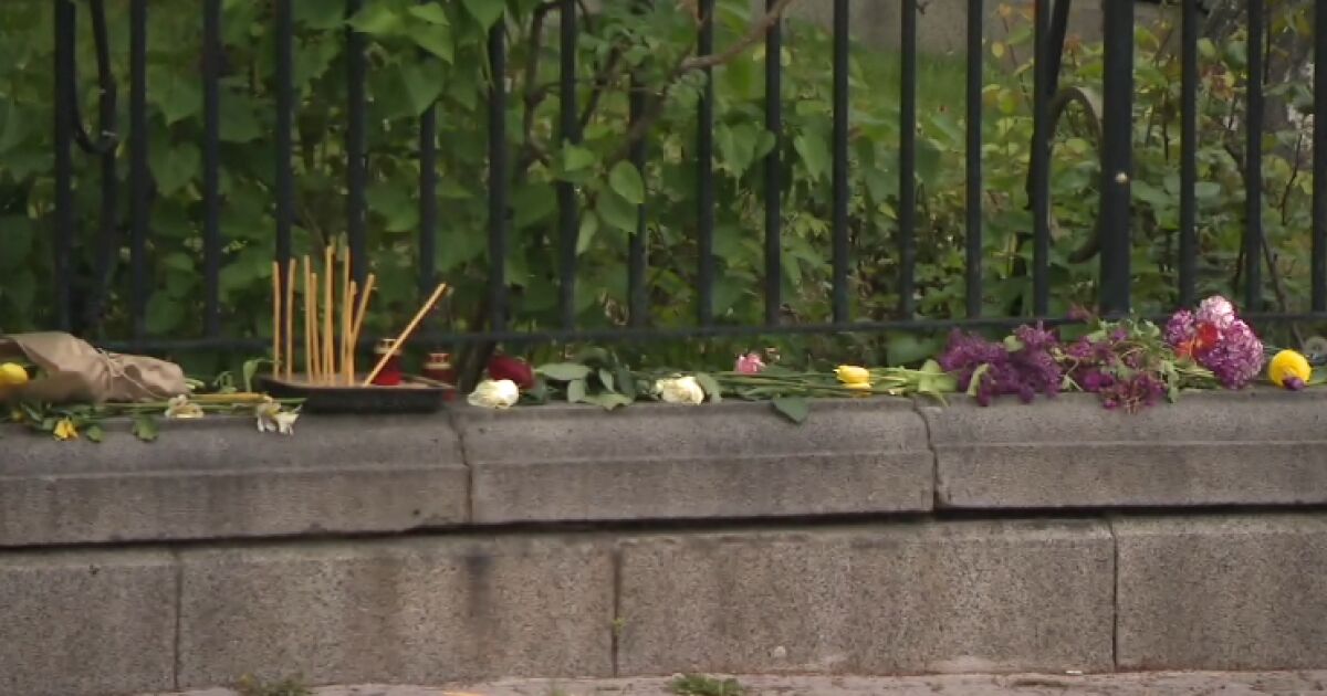 България скърби заедно със Сърбия. Пред сръбското посолство в София