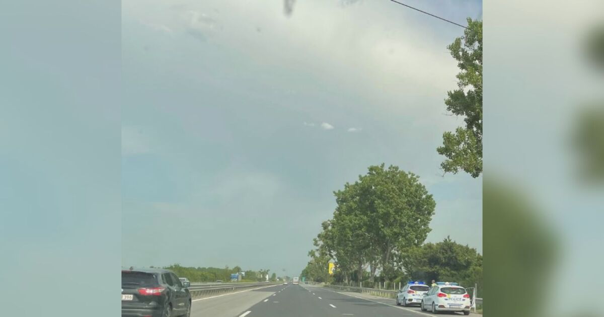 Задържан е водач на бус, превозващ 29 мигранти. Той е