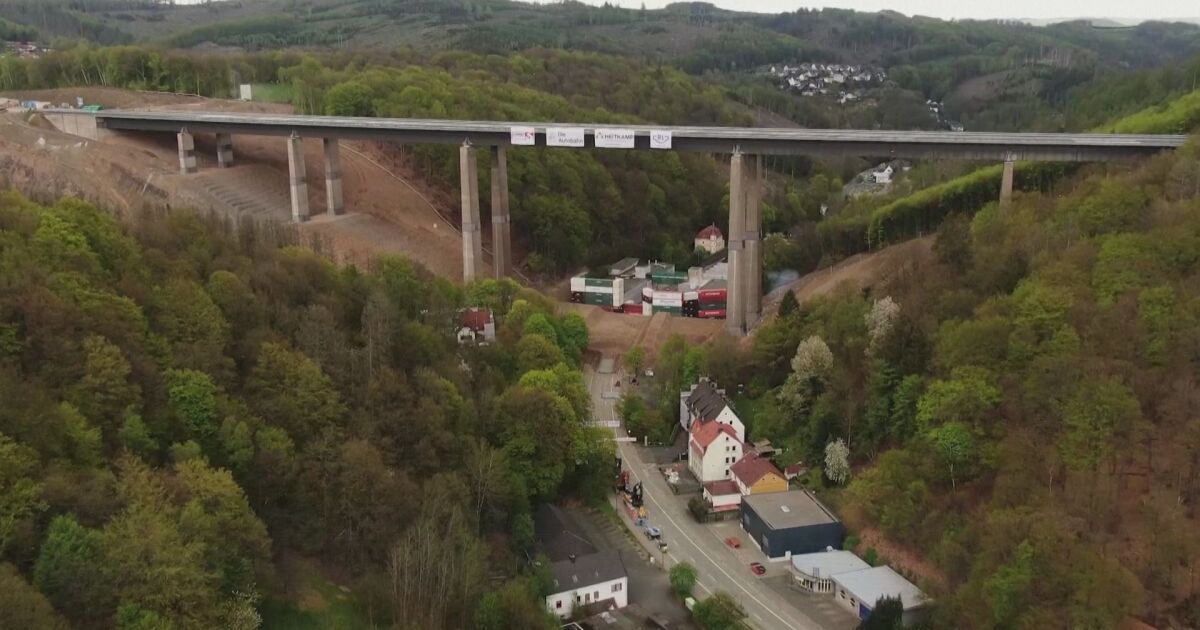 Мост на магистрала в Германия беше успешно съборен с контролирана