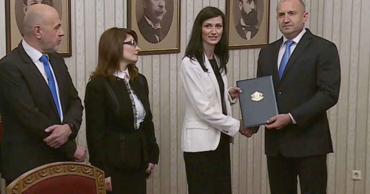 Президентът Румен Радев връчи първия мандат на кандидата на ГЕРБ-СДС