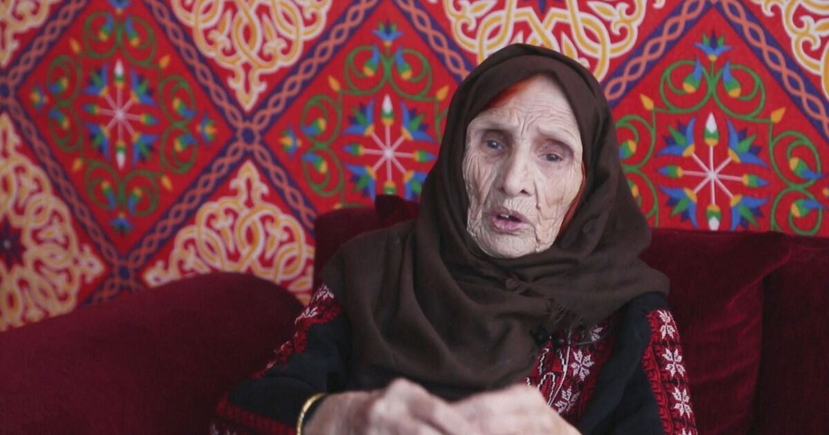 Семейството на 97-годишната днес Интисар Мухана бяга от родното си