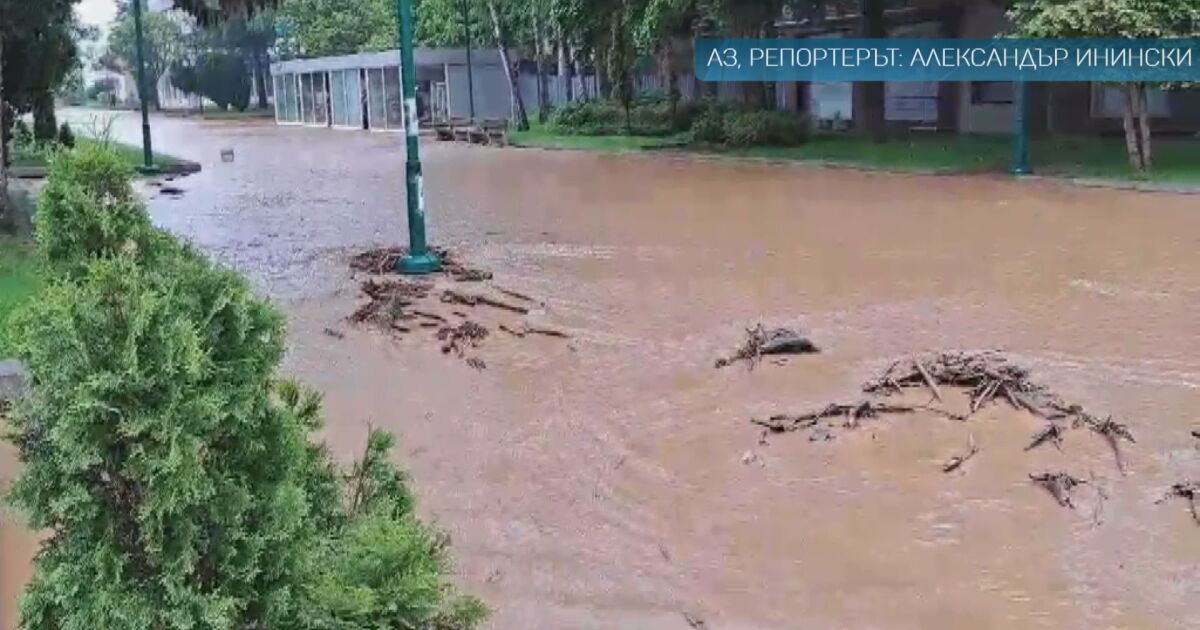 Порой и наводнение в Правец. Обилен дъжд превърна улиците в