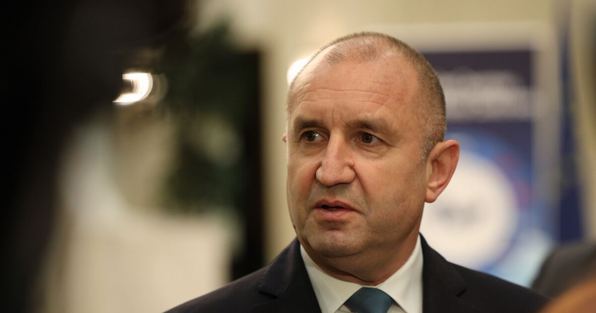 Румен Радев ще връчи български документи за самоличност на председателя на