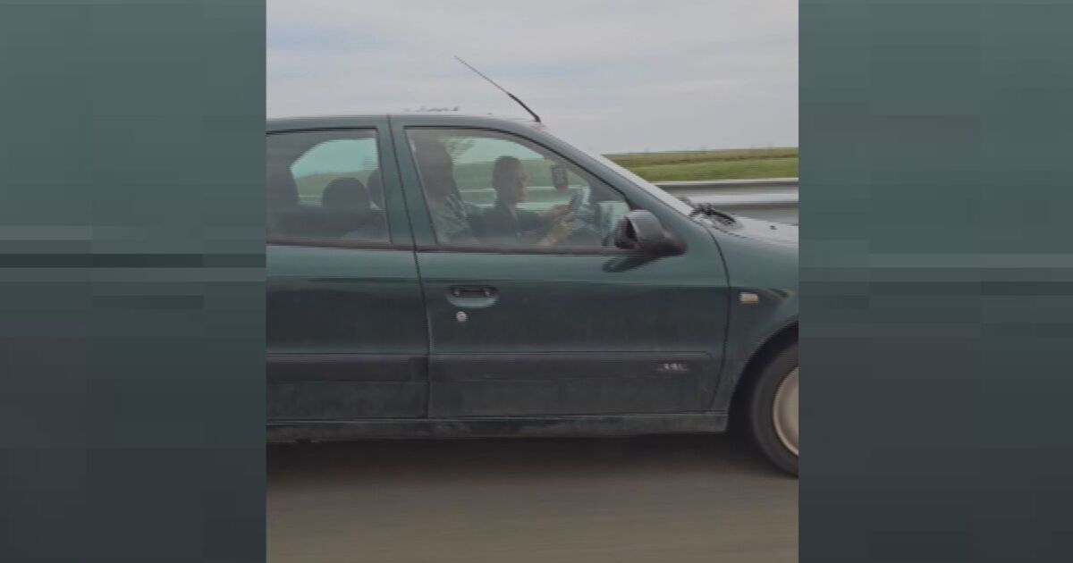 Шофьор, сложил в скута си дете, кара по магистрала Тракия“