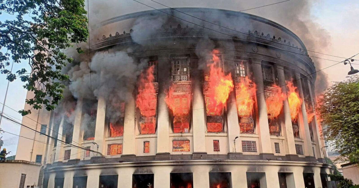 Огромен пожар избухна в историческа сграда във филипинската столица Манила.
