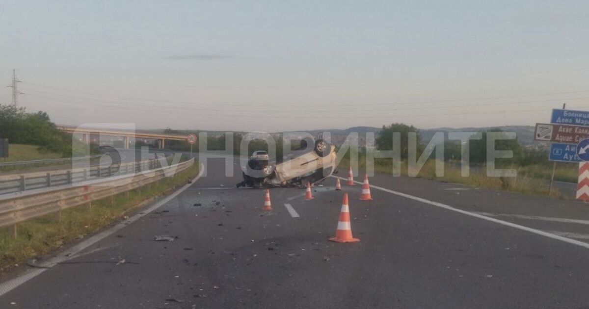 Катастрофа е станала между лек автомобил и микробус на АМ