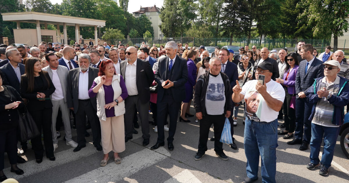 Цялата парламентарна група на ГЕРБ се събра пред Софийската градска