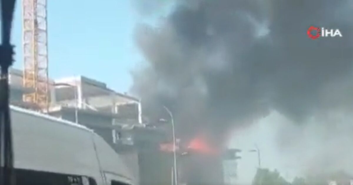 Пожар избухна в търговски център в Истанбул. На мястото на