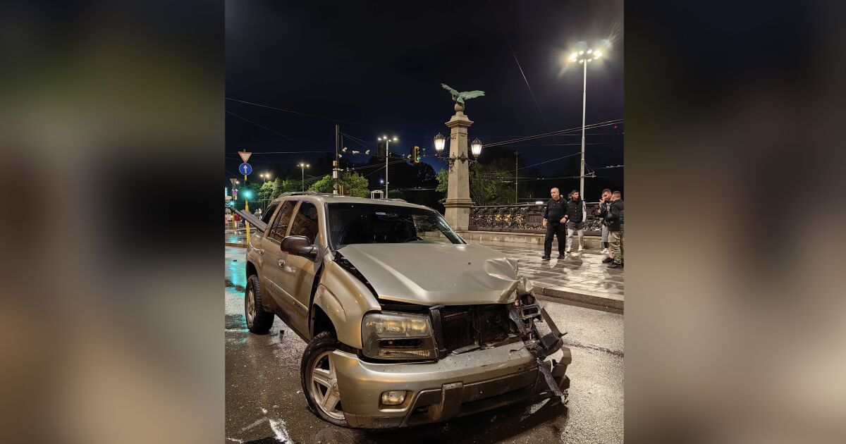 Две коли са се ударили тази нощ на Орлов мост“
