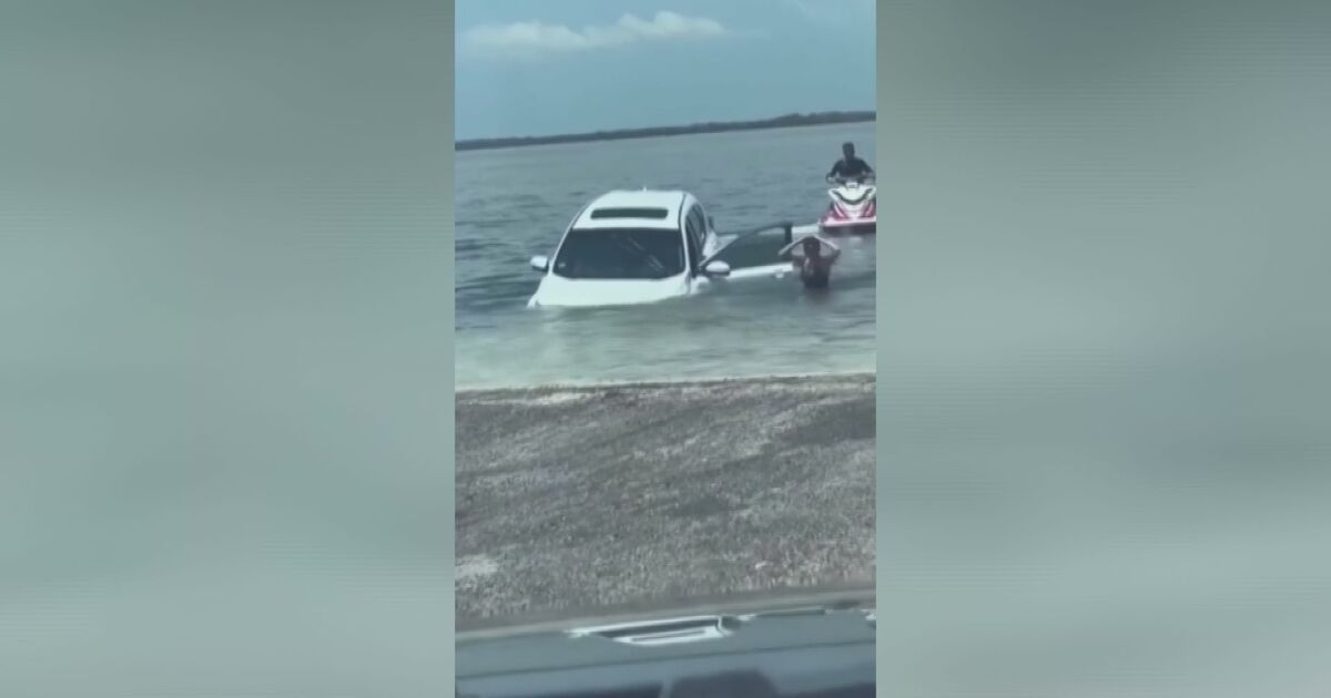 Жена потопи колата си в езеро, докато кара на заден