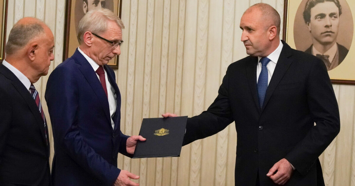 President Rumen Radev hands over discredited second mandate to PP-DB government