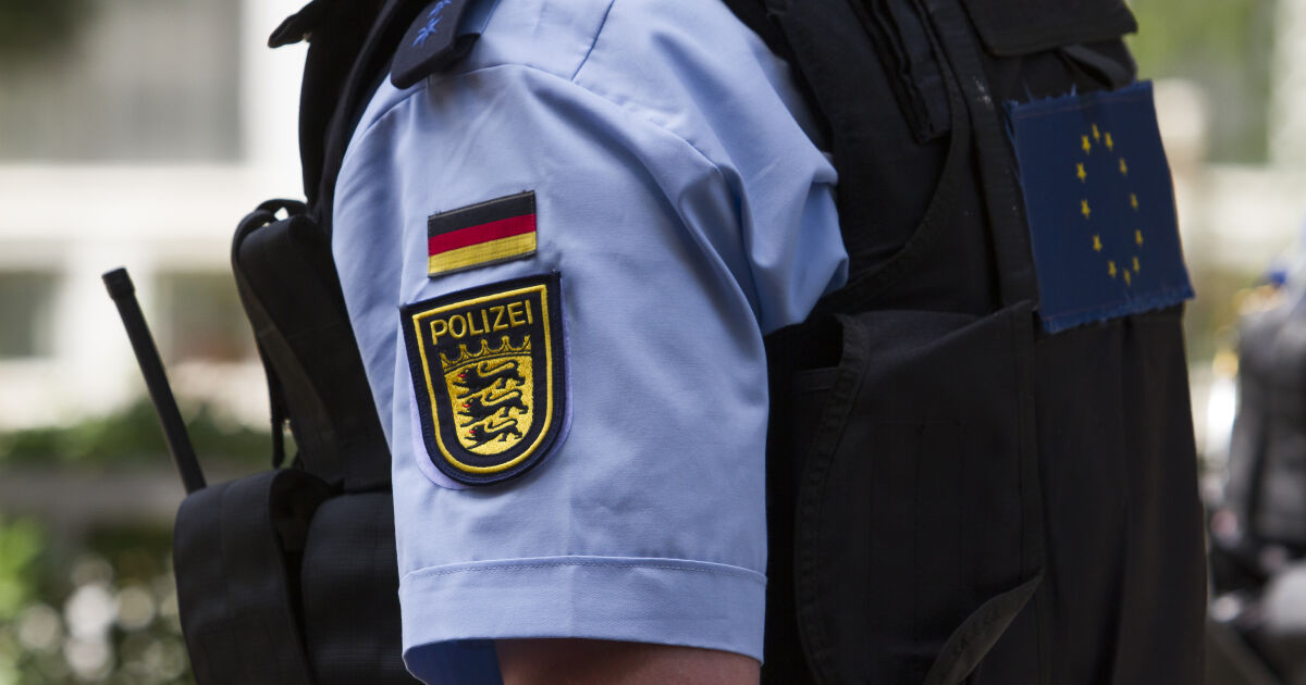Полицията в германския град Франкфурт арестува по погрешка стриптийзьор след сигнал