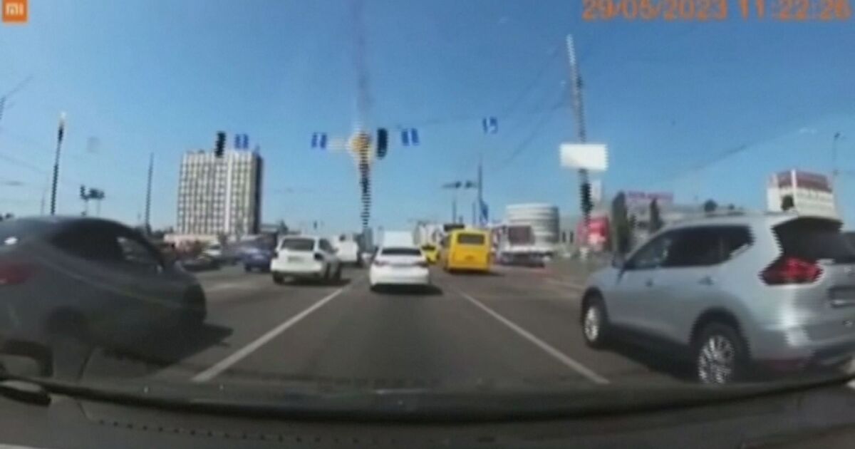 Отломки от ракета падат върху оживен път в украинската столица