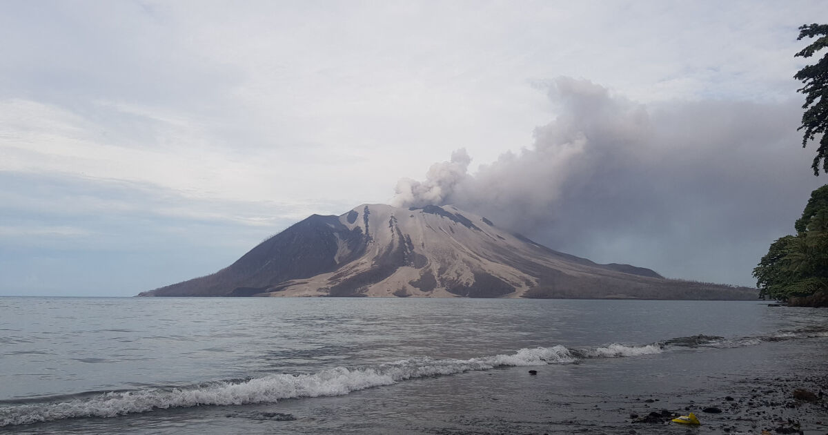 Изригванията на индонезийски вулкан принудиха седем големи летища да спрат