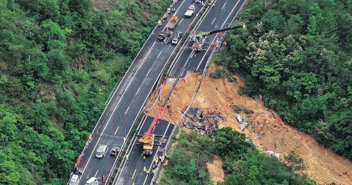 Част от магистрала се срути в китайска провинция, има жертви.