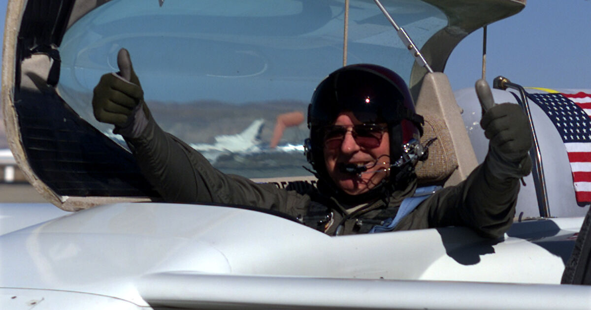 Легендарният пилот Дик Рутан, извършил първия околосветски полет без кацане,