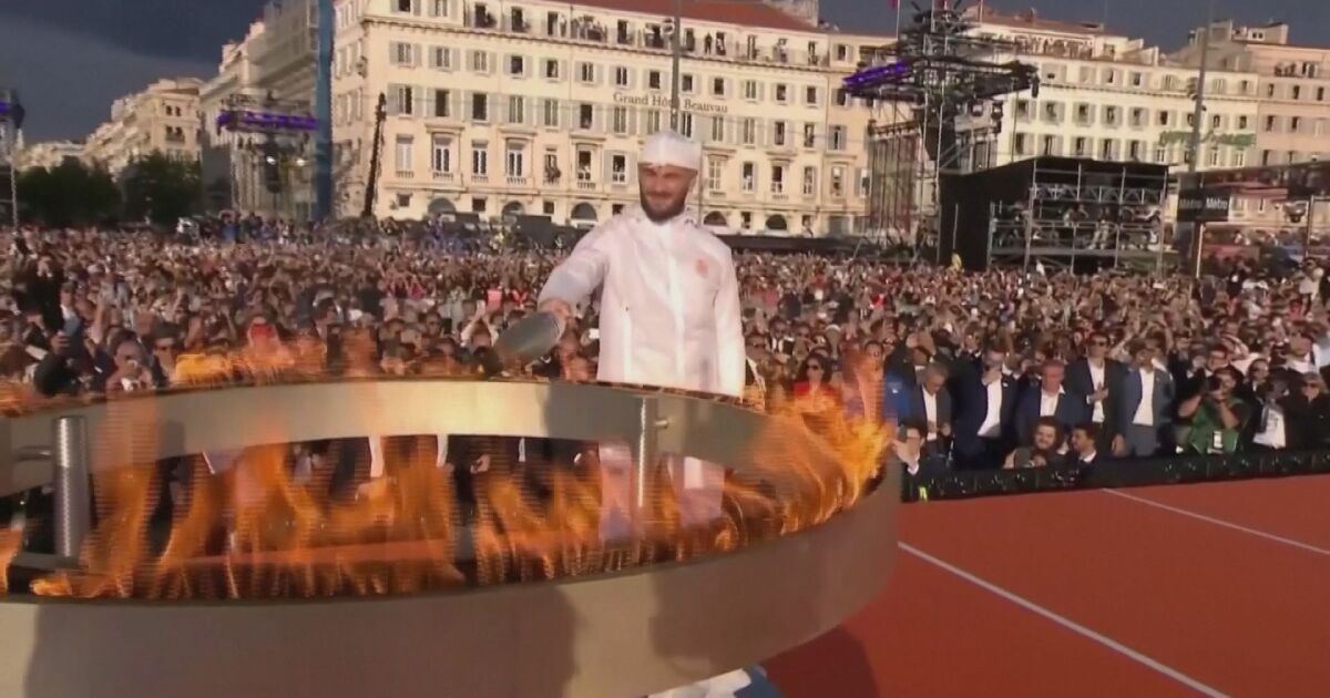 Олимпийският огън пристигна във Франция.  Два месеца и половина остават
