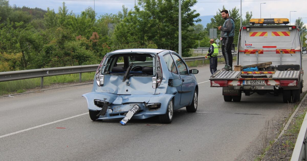 Товарен автомобил удари отзад лека кола на Е-79 край Благоевград,