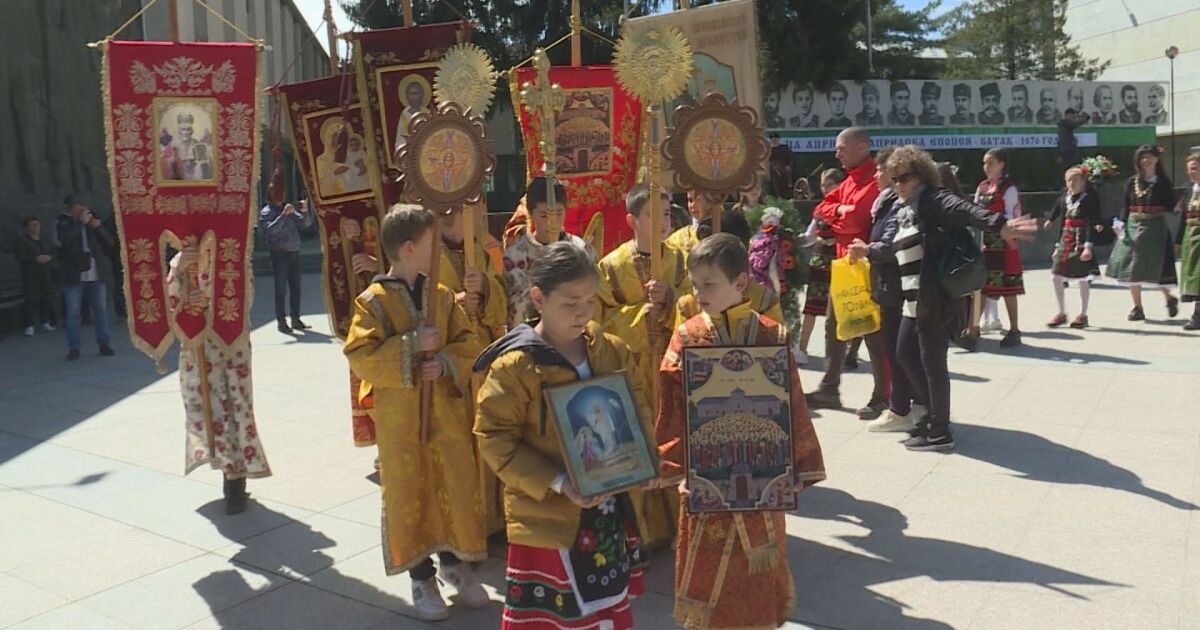 С литийното шествие - поклонение започнаха тази сутрин честванията на