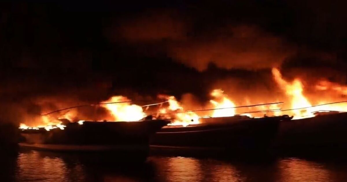 Тридесет яхти изгоряха в голям пожар, избухнал през нощта на