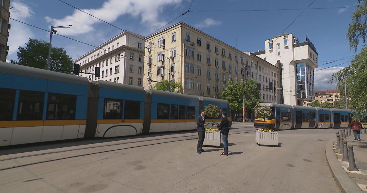 Photo of Projet de 50 millions de BGN : une partie de la rue Stamboliski à Sofia est devenue piétonne et un tramway a été lancé