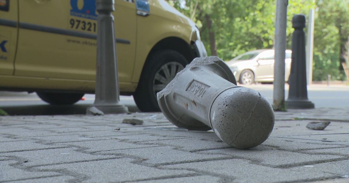 Пътен инцидент в центъра на София. Такси мина през крака