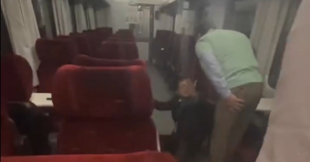 Пътуващ в бързия влак от Видин до Курило мъж нападна кондуктор.На