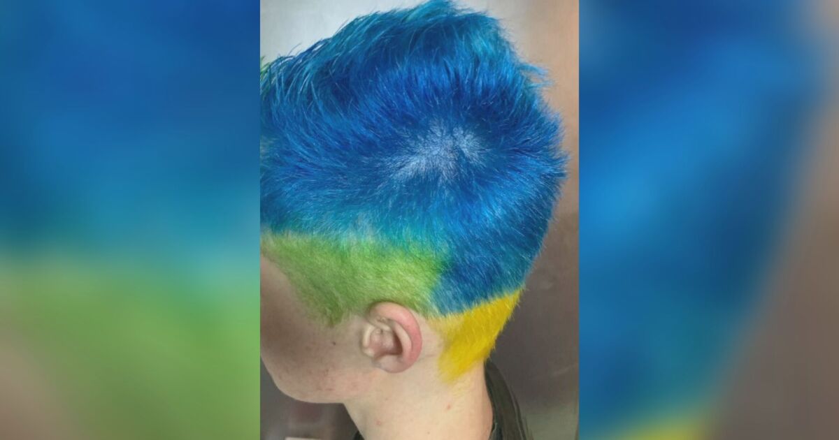 Руснак, боядисал косата си в цветовете на украинското знаме, беше