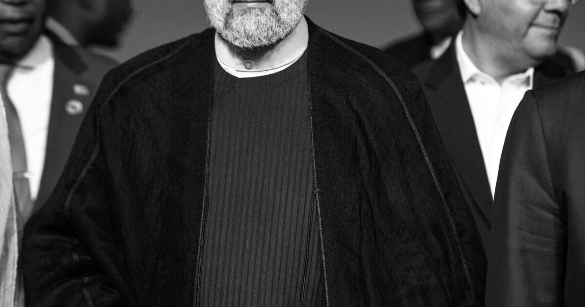 Хиляди иранци отдават почит на загиналия президент Ебрахим Раиси. В