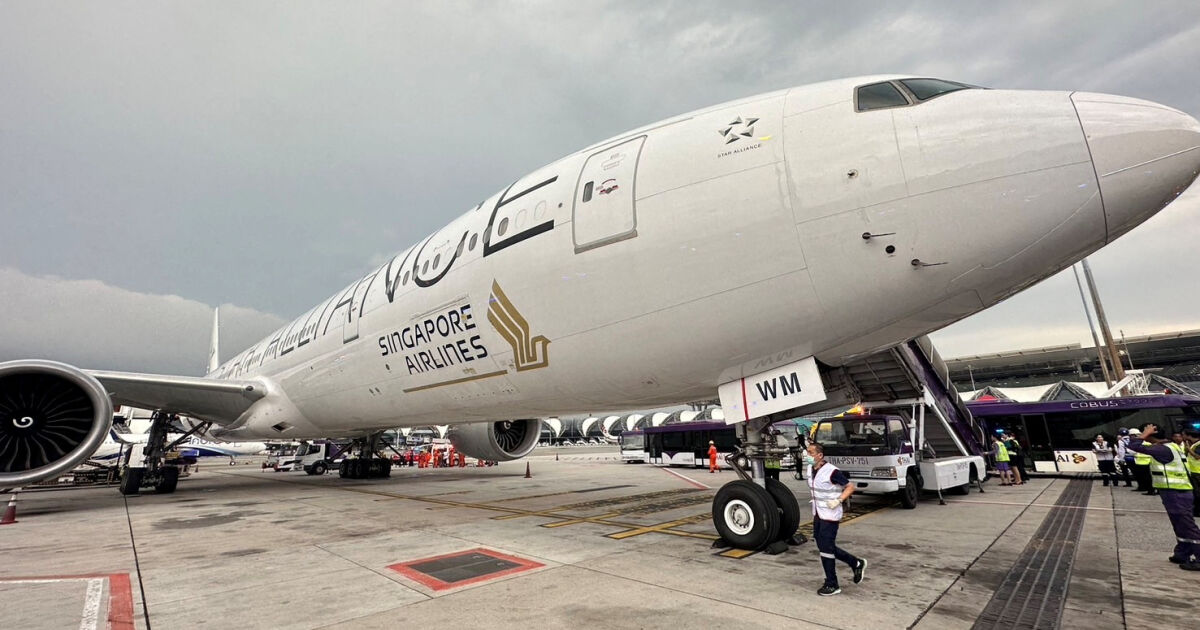 Самолет на Singapore Airlines е изпаднал в силна турбуленция по