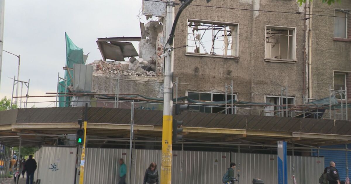  Опасен строеж в центъра на столицата. Работници разрушават стара сграда