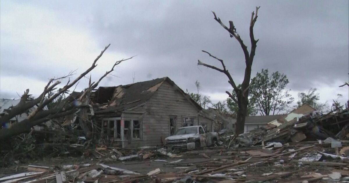  Мощно торнадо нанесе сериозни щети в малък град в американския