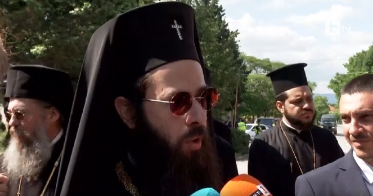  Започна тържествената церемония по въдворяването на новия Сливенски митрополит Арсений.