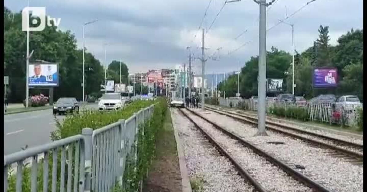 Автомобил върху трамвайните релси по линии 7 и 27 по